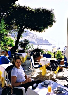 T shirt dines at Amalfi